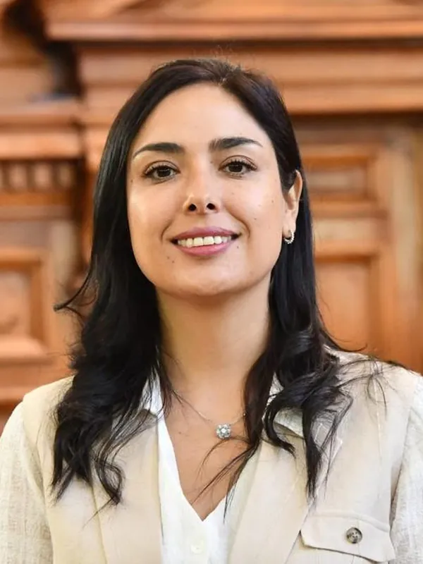 Jennifer Jara Vielma, abogada y trabajadora social, en la sala de una Corte